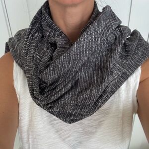 Lululemon Vinyasa Infinity Scarf Wrap Shawl, Black and Gray With Snaps